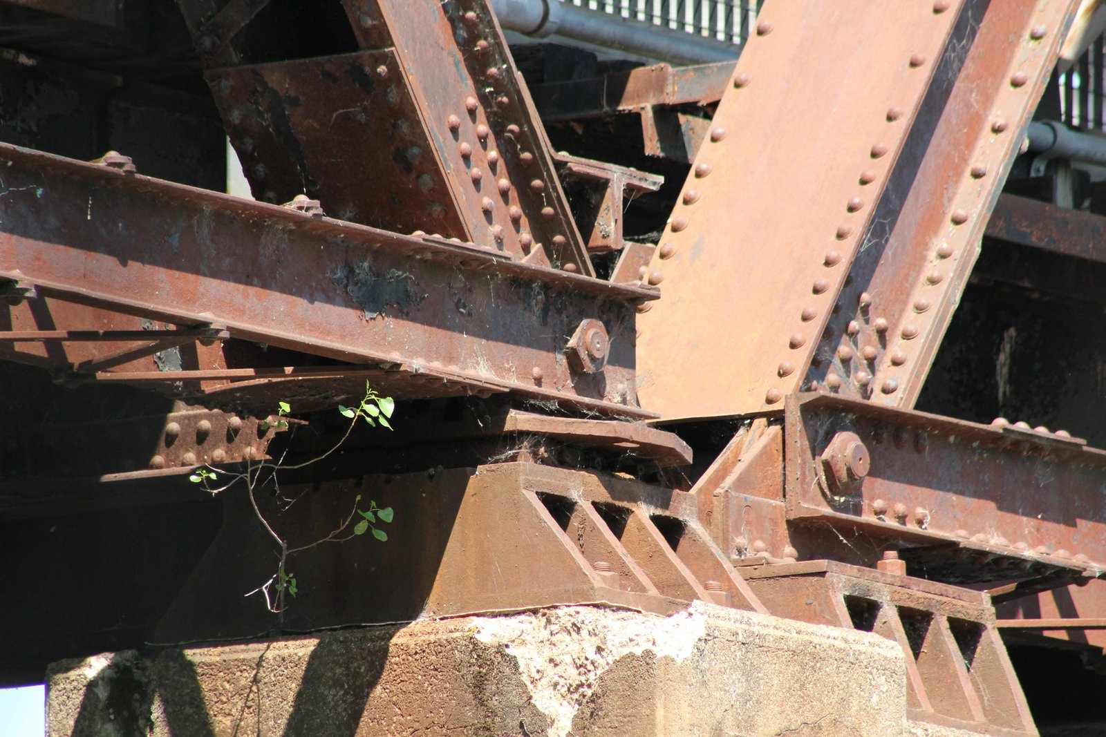 Lower angle connection, south span (span #1)